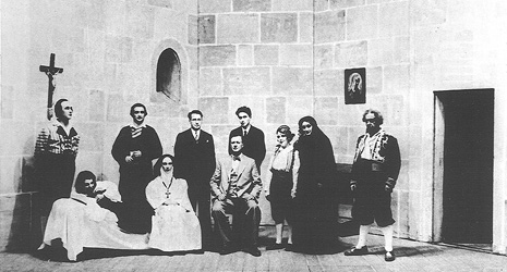 Adel i Mara, fotografija s praizvedbe u Ljubljani 30. studenoga 1932. godine, Josip Hatze i interpreti u dekoru 4. čina opere 