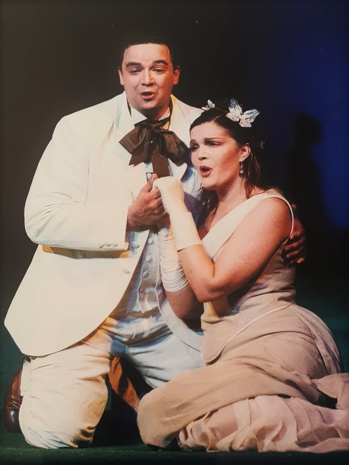 Tvrtko Stipić (Elvino) i Adela Golac Rilović (Amina), Vincenzo Bellini <em>Mjesečarka</em>, HNK u Osijeku, premijera 2002.