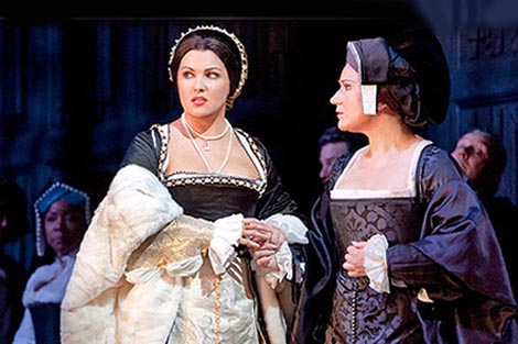 Anna Netrebko (Anna Bolena) i Ekaterina Gubanova (Giovanna Seymour); The Metropolitan Opera New York: Gaetano Donizetti, Anna Bolena, dir. Marco Armilliato, red. David McVicar, foto: © Ken Howard/Metropolitan Opera