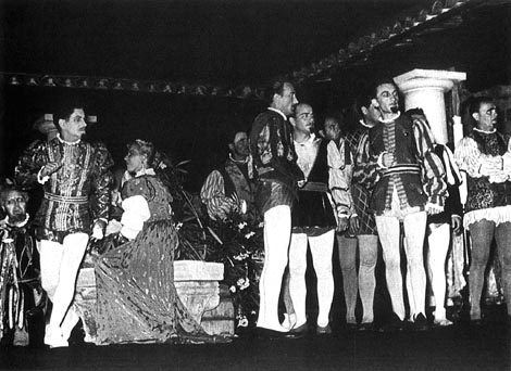 Ante Jelaska (Vojvoda od Mantove) i Zbor Opere Narodnog kazališta Split – Giuseppe Verdi, Rigoletto, Meštrovićev Kaštelet, 1955.