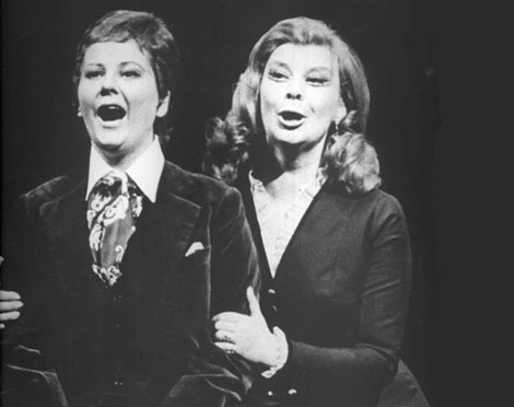 Branka Beretovac (Zdenka) i Božena Ruk-Fočić (Arabella); Hrvatsko narodno kazalište u Zagrebu, Richard Strauss, Arabella, dir. Jovan Šajnović, red. Vlado Habunek, 1973.