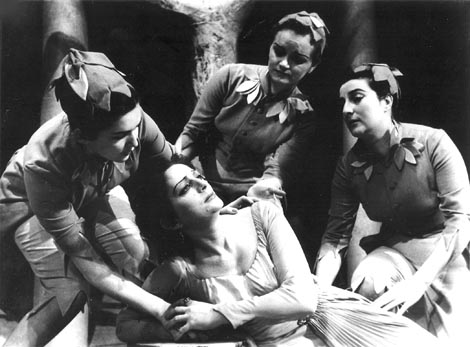 Bianka Dežman (Pamina) (u sredini) – Wolfgang Amadeus Mozart, Čarobna frula, HNK u Zagrebu, 1956.