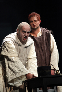 Manfred Hemm (Pimen), Steffen Schantz (Grigorij / Dimitrij Samozvanac); Pfalztheater Kaiserslautern: Modest Petrovič Musorgski, Boris Godunov, dir. Til Hass, red. K. J. Schildknecht