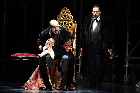 Luciano Batinić (Boris), Andrew Zimmerman (Šujski); Pfalztheater Kaiserslautern: Modest Petrovič Musorgski, Boris Godunov, dir. Til Hass, red. K. J. Schildknecht