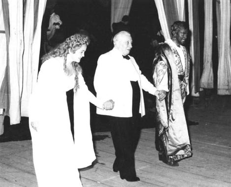 Dragica Martinis (Desdemona), Tullio Serafin (dirigent) i Mario Del Monaco (Otello) na naklonu po izvedbi opere Otello Giuseppea Verdija, Teatro San Carlo, Napulj, 1951.