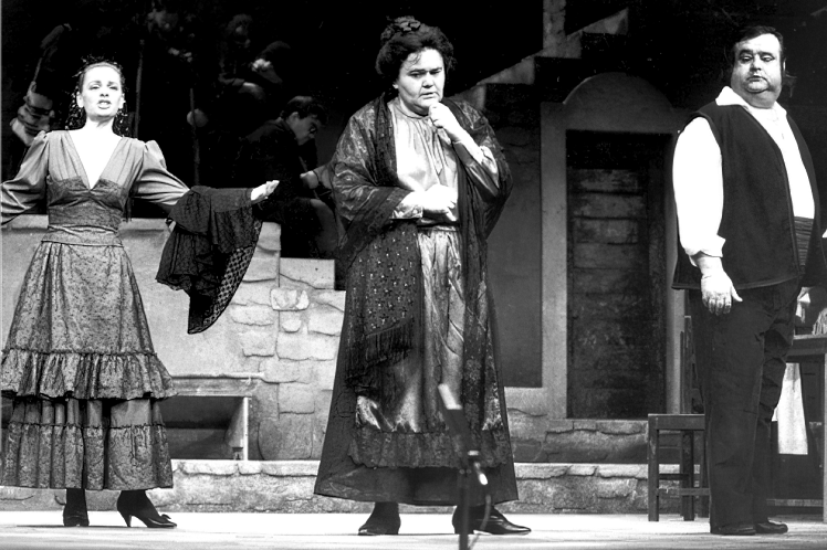 Cecilija Car (Lola), Ivanka Boljkovac (Santuzza) i Constantin Cepreaga (Turiddu) na premijeri <em>Cavallerije rusticane</em> u HNK-u u Splitu 1. ožujka 1992.