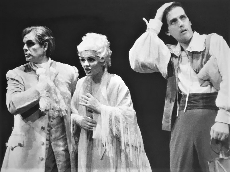 Vinko Paić (grof Almaviva), Cecilija Car (Rosina) i Josip Lešaja (Figaro), Gioachino Rossini <em>Seviljski brijač</em>, SNG u Mariboru 1985./1986. 