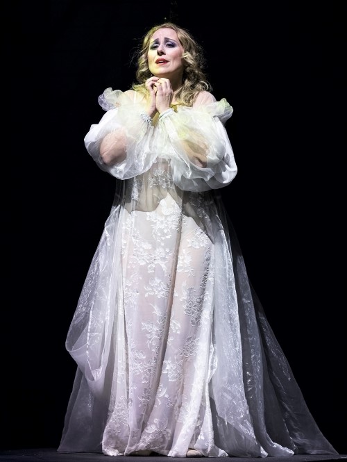 Martina Zadro kao Desdemona na premijeri <em>Otella</em>, SNG Ljubljana – Cankarjev dom, 2016. 