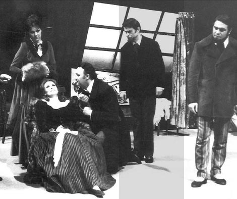 Teodosija Koščina (Musetta), Cynthia Hansell-Bakić (Mimì), Berto Matešić (Rodolfo), Albin Kokeza (Marcello) i Dinko Lupi (Colline) – Giacomo Puccini, La bohème, Hrvatsko narodno kazalište Split, premijera 1975.