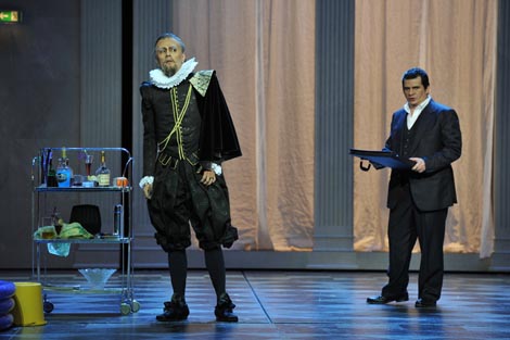 Marko Špehar (Filip II), Jorge Lagunes (Posa); Nationaltheater Mannheim: Giuseppe Verdi, Don Carlo, dir. Alois Seidlmeier, red. Jens-Daniel Herzog, foto: Jörg Michel