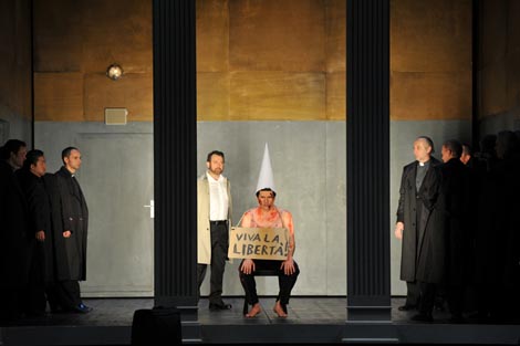 Roy Cornelius Smith (Carlos), Jorge Lagunes (Posa); Nationaltheater Mannheim: Giuseppe Verdi, Don Carlo, dir. Alois Seidlmeier, red. Jens-Daniel Herzog, foto: Jörg Michel