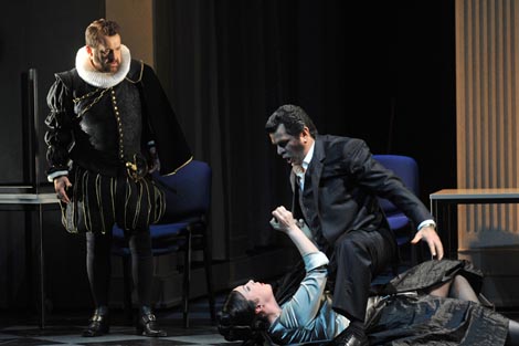 Roy Cornelius Smith (Carlos), Heike Wessels (Eboli), Jorge Lagunes (Posa); Nationaltheater Mannheim: Giuseppe Verdi, Don Carlo, dir. Alois Seidlmeier, red. Jens-Daniel Herzog, foto: Jörg Michel