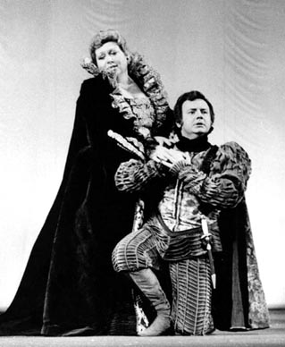 Ljiljana Molnar-Talajić (Elizabeta) i Krunoslav Cigoj (Don Carlos); Hrvatsko narodno kazalište u Zagrebu: Giuseppe Verdi, Don Carlos, dir. Miro Belamarić, red. Kosta Spaić, premijera 20. lipnja 1978.