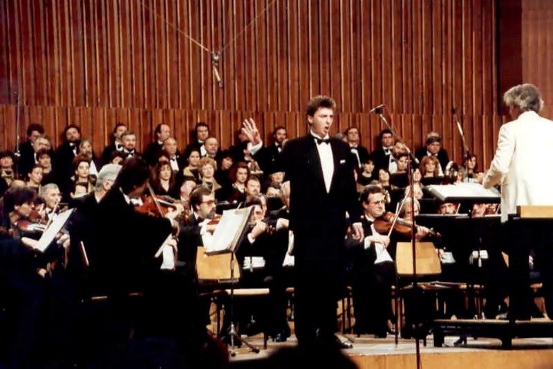 Miljenko Đuran na prvom nastupu u Zagrebu – Opernoj matineji Nedjeljom u operi 17. studenoga 1989.