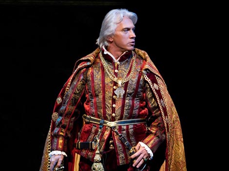 Dimitrij Hvorostovsky (Don Carlo); Metropolitan Opera, New York: Giuseppe Verdi, Ernani, dir: Marco Armiliato, red: Pier Luigi Samaritani, foto: Marty Sohl