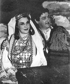 Sonja Mottl (Đula) i Josip Gostič (Ero) u operi Ero s onoga svijeta Jakova Gotovca, Volksoper, Beč, 1957. 
