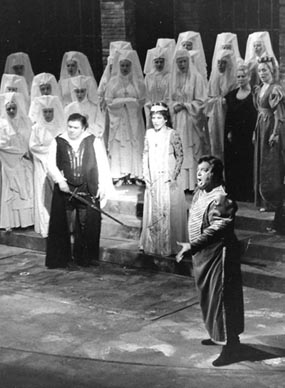 Viktor Bušljeta (Manrico), Veneta Janeva Iveljić  (Leonora), Ferdinand Radovan (grof Luna) i Zbor Opere – Giuseppe Verdi, Trubadur, HNK u Zagrebu, premijera 1985.