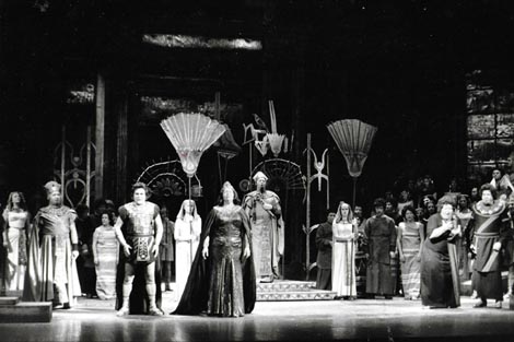 Franjo Petrušanec (Ramfis), Stojan Stojanov (Radames), Biserka Cvejić (Amneris), Ante Mijač (Kralj), Ljiljana Molnar-Talajić (Aida), Vladimir Ruždjak (Amonasro) i Zbor Opere – Giuseppe Verdi, Aida, HNK u Zagrebu, premijera 1976., foto: Vladimir Pondelak