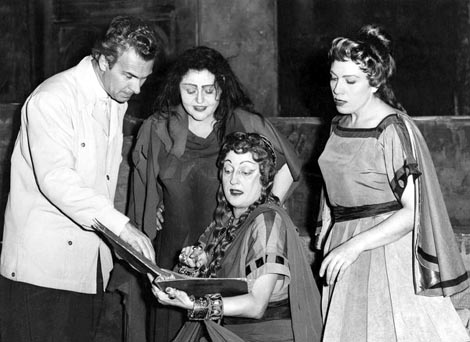 Generalna proba opere Elektra Richarda Straussa u Royal Opera House, Covent Garden u Londonu 15. studenoga 1957.Na slici: dirigent Rudolf Kempe, Gerda Lammers (Elektra), Georgine von Milinkovic (Klitemnestra) i Hedwig Muller-Butow (Krisotemida)