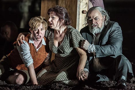 Sofia Fomina (Jemmy), Eric Halfvarson (Melchtal), Enkelejda Shkosa (Hedwiga); Royal Opera House Covent Garden. London: Gioachino Rossini, Guillaume Tell, dir. Antonio Pappano, red. Damiano Michieletto, foto: Clive Barda