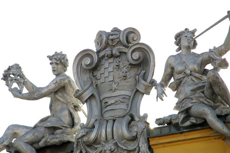 Detalj fasade Hrvatskog narodnog kazališta u Zagrebu