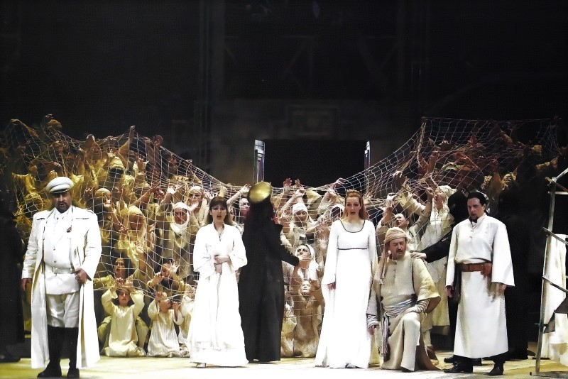 Valentin Enčev (Nabucco), Sanela Redžepagić (Fenena), Adema Pljevljak (Ana), Ivica Šarić (Zaharija), Hrid Matić (Ismael) i zbor Opere, Giuseppe Verdi <em>Nabucco</em>, Narodno pozorište u Sarajevu, premijera 2004. 