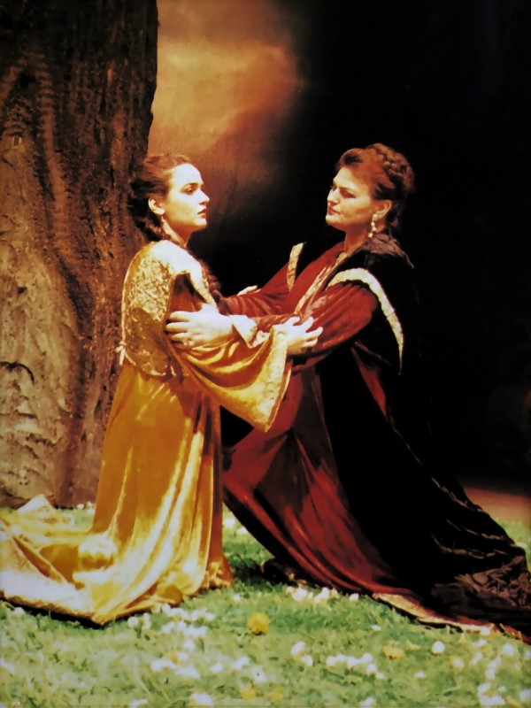 Iva Hraste (Jelena) i Mirella Toić (Eva), Ivan pl. Zajc <em>Nikola Šubić Zrinjski</em>, Narodno kazalište "Ivan Zajc" u Rijeci, 1991.