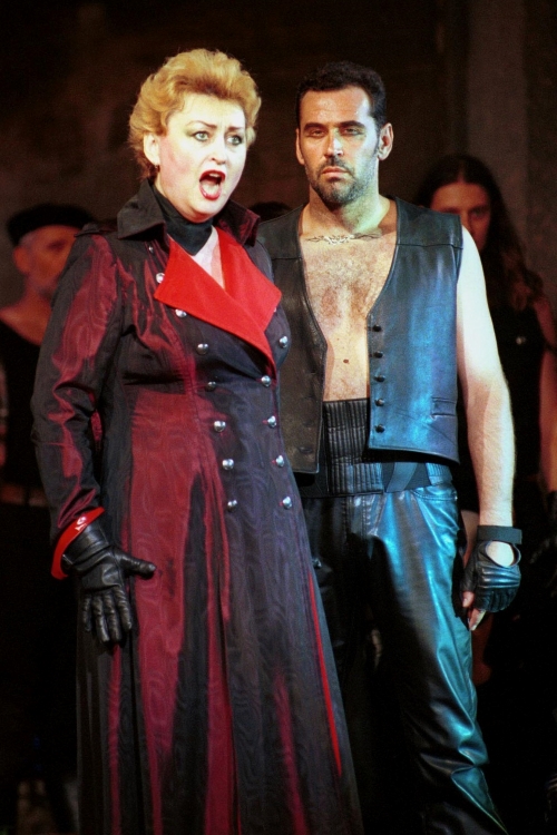 Nelli Manuilenko (Odabella), Ivica Čikeš (Attila) i zbor Opere, Giuseppe Verdi <em>Attila</em>, Splitsko ljeto 2001., prva izvedba u Hrvatskoj