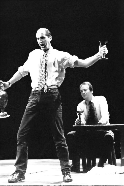 Josip Lešaja (Tarkvinije) i Ivica Trubić (Kolatin), Benjamin Britten <em>Nasilje nad Lukrecijom</em>, HNK u Zagrebu, premijera 1997. (fotografija s generalne probe)