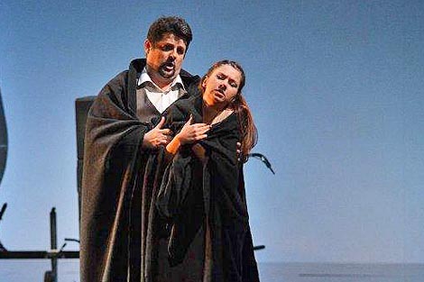 Stjepan Franetović (Rodolfo), Lana Kos (Mimi); Hrvatsko narodno kazalište u Zagrebu: Giacomo Puccini, La Bohème, dir. Josip Šego, red. Arnaud Bernard, foto: © Novković