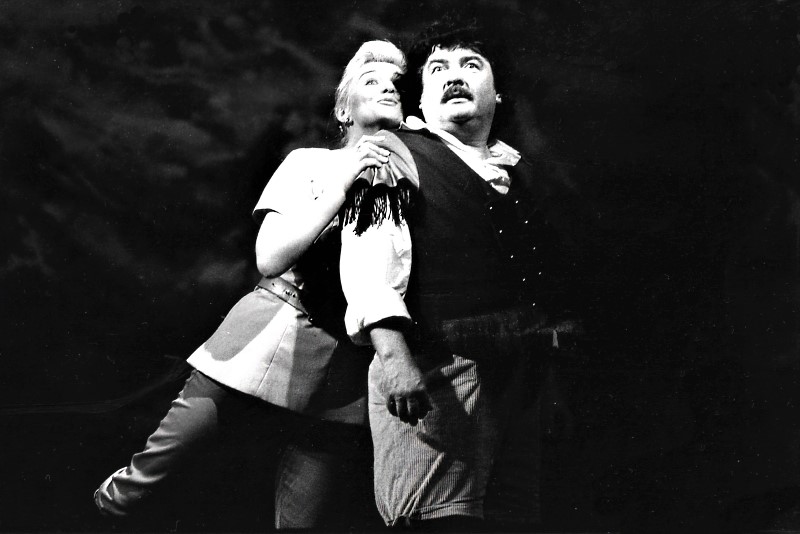 Lidija Horvat-Dunjko (Marie) i Janez Lotrič (Tonio), Gaetano Donizetti, <em>Kći pukovnije</em>, HNK u Zagrebu, premijera 1998. (Autor fotografije Davor Šiftar)