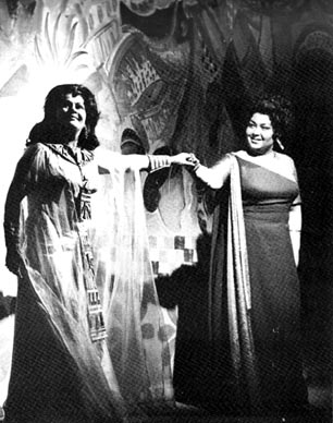 Biserka Cvejić i Ljiljana Molnar-Talajić zahvaljuju publici nakon jedne od sjajnih predstava Aide Giuseppea Verdija u zagrebačkom HNK-u 1970.-ih