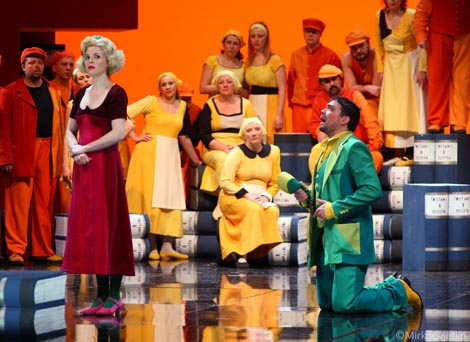 Marija Kuhar Šoša (Adina), Domagoj Dorotić (Nemorino) i Zbor Opere; Hrvatsko narodno kazalište u Zagrebu: Gaetano Donizetti: Ljubavni napitak, dir. Pietro Rizzo, red. Cesare Lievi, foto: © Mirko Cvjetko