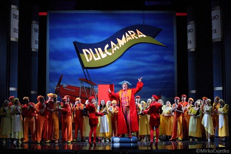 Giorgio Surian (Dulcamara) i zbor Opere; Hrvatsko narodno kazalište u Zagrebu: Gaetano Donizetti: Ljubavni napitak, dir. Pietro Rizzo, red. Cesare Lievi, foto: © Mirko Cvjetko