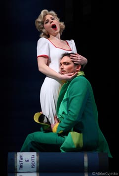 Marija Kuhar Šoša (Adina), Domagoj Dorotić (Nemorino); Hrvatsko narodno kazalište u Zagrebu: Gaetano Donizetti: Ljubavni napitak, dir. Pietro Rizzo, red. Cesare Lievi, foto: © Mirko Cvjetko