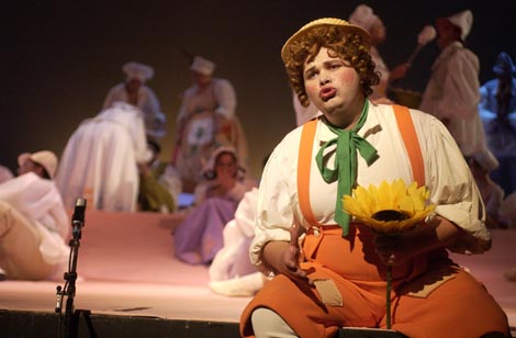 Tomislav Mužek (Nemorino); HNK Split: Gaetano Donizetti, Ljubavni napitak, dir. Vjekoslav Šutej, red. Krešimir Dolenčić, 2002.