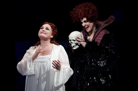 Tamara Franetović Felbinger (Elsa) i Dubravka Šeparović Mušović (Ortrud); Hrvatsko narodno kazalište u Zagrebu: Richard Wagner, Lohengrin, dir. Nikša Bareza, red. Kurt Josef Schildknecht
