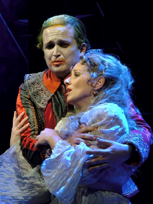 Tomislav Bekić (Rigoletto) i Martina Zadro (Gilda) na premijeri <em>Rigoletta</em> u HNK-u u Zagrebu 2005. 