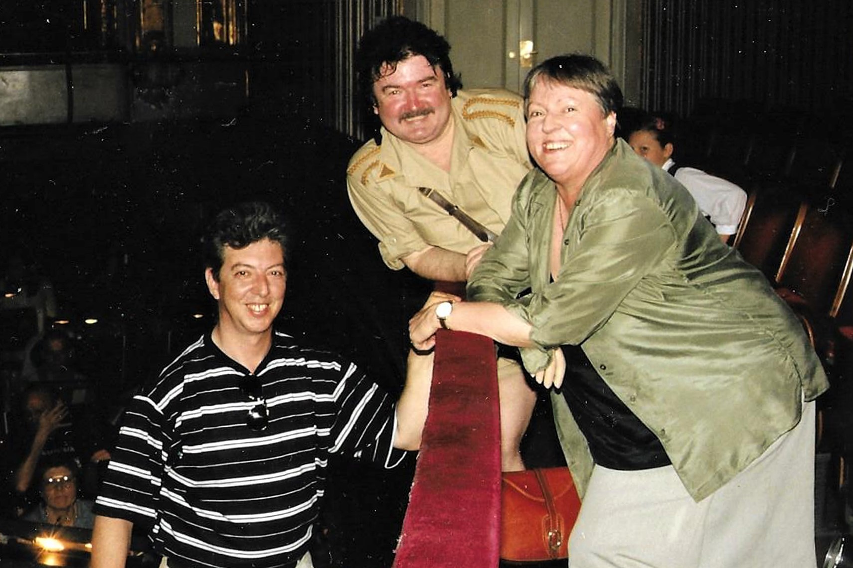 Marija Barbieri u društvu Janeza Lotriča i maestra Lorisa Voltolinija na pokusu Donizettijeve opere Kći pukovnije u zagrebačkom HNK-u