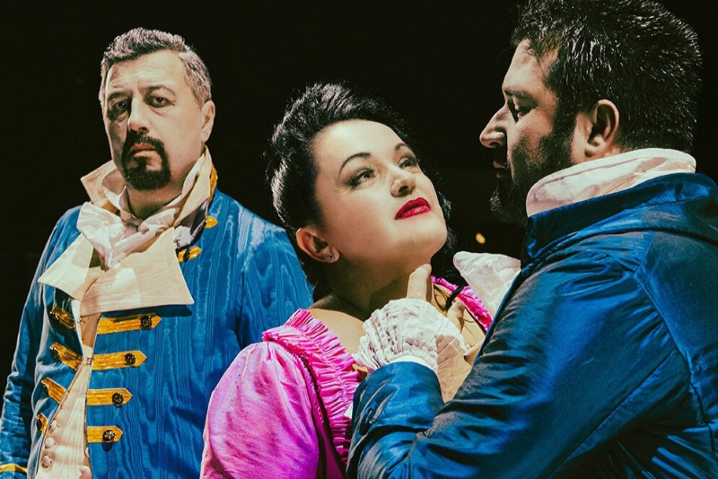 Robert Kolar (Lescaut), Kristina Kolar (Manon Lescaut) i Bože Jurić Pešić (Des Grieux) u novoj produkciji Puccinijeve <em>Manon Lescaut</em> HNK-a Ivana pl. Zajca Rijeka, čija premijera se očekuje 28. ožujka 2025.