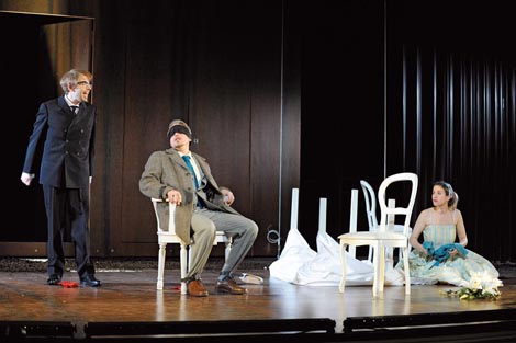 Daniel Johannsen (Santippo), Terry Wey (Marco Attilio Regolo), Annika Sophie Ritlewski (Emilia); Winter in Schwetzingen (Theater und Orchester Heidelberg): Alessandro Scarlatti, Marco Attilio Regolo, dir. Rubén Dubrovsky, red. Eva-Maria Höckmayr, foto Klaus Fröhlich