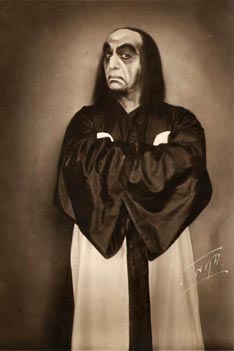 Marko Vušković kao Čarobnjak u operi Gajdaš Švanda, 1930.