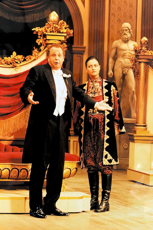 John Dickie kao Eisenstein i Martina Tomčić kao knez Orlovski, Johann Strauss, <em>Šišmiš</em>, Gradsko kazalište Baden pokraj Beča 1999./2000.
