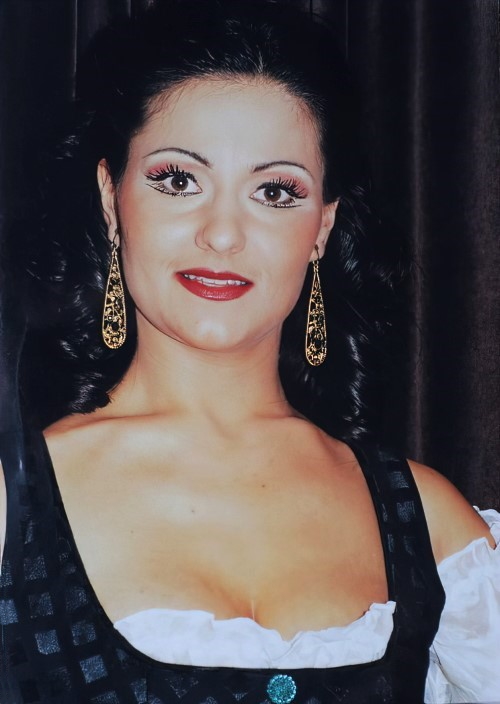 Martina Tomčić kao Preziosilla, Giuseppe Verdi, <em>Moć sudbine</em>, HNK u Zagrebu, 2001.