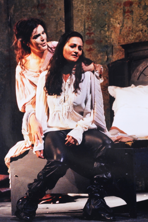Adela Golac Rilović (Giulietta) i Martina Tomčić (Romeo), Vincenzo Bellini, <em>Capuleti i Montecchi</em>, HNK u Zagrebu, premijera 2002.