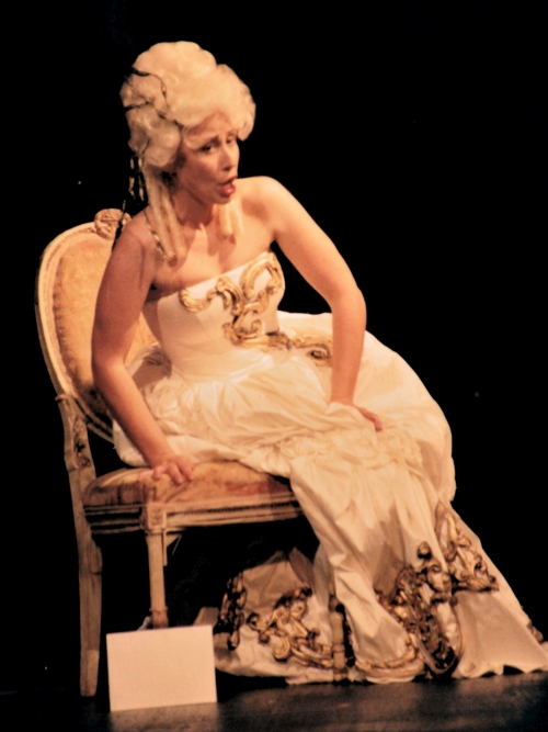 Martina Zadro (Corilla/ prima donna) na premijeri opere <em>Kazališne zgode i nezgode</em>, HNK u Zagrebu, 2003.  