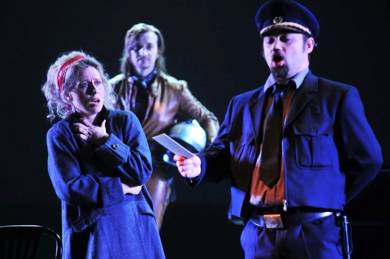 Martina Zadro (Roza) i Mario Bokun (Policajac) na praizvedbi opere <em>Crux dissimulata</em>, HNK u Zagrebu, 2009.