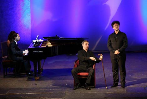 Silvano Zabeo (za glasovirom), Lorenzo Regazzo (bas-bariton) i Matija Meić izvode duet Don Pasqualea i Malateste iz opere Don Pasquale Gaetana Donizettija na koncertu na Rossini Festivalu u Bad Wildbadu, srpanj 2015., foto: Roxana Vald