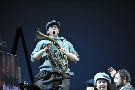 Matija Meić kao Schaunard – Giacomo Puccini, La bohème, dir. Nikša Bareza, red. Arnaud Bernard, Hrvatsko narodno kazalište u Zagrebu, prosinac 2015.