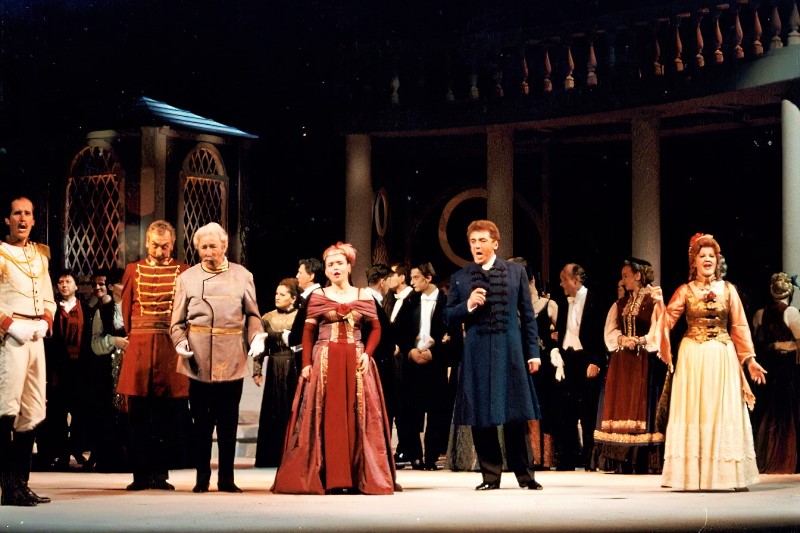 Miljenko Đuran (Camille de Rossillon) uz ansambl Opere, Franz Lehár <em>Vesela udovica</em>, HNK u Zagrebu 1994.